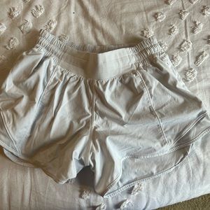 white lululemon size 4 4inch hotty hots